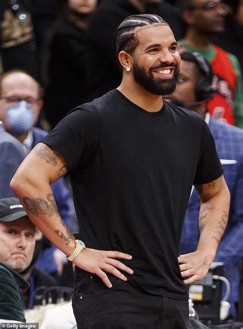 Drake leaves flirty comment on Amelia Dimoldenberg。